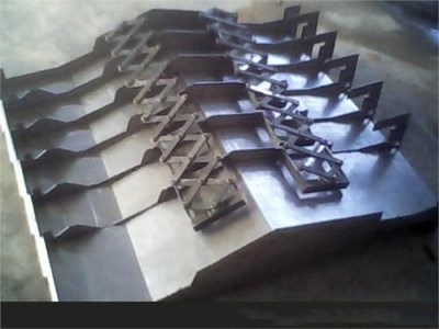 大兴安岭地区金属成形机床制造迎来新突破 新世纪机床伸缩式钢板防护罩技术引领行业升级