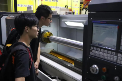 产学研深度融合 佛山大学师生将课堂开进佛山国际机床展，探索金属成形机床制造新路径